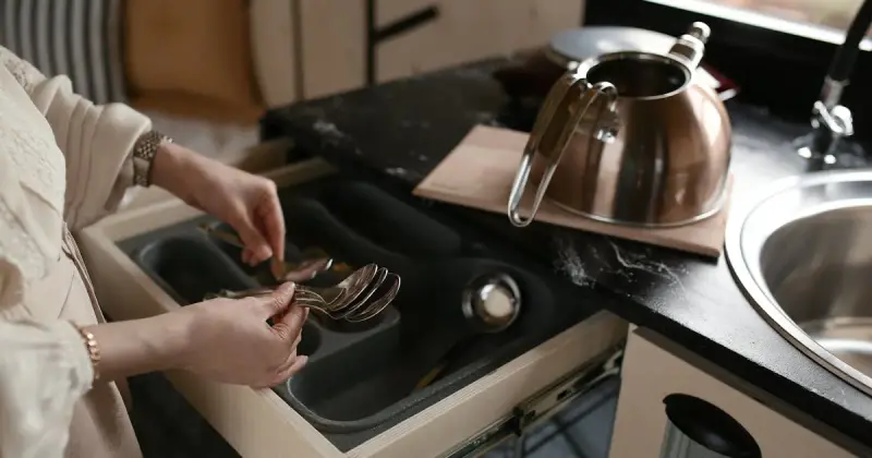 Kitchen cabinet with organized drawers for utensils